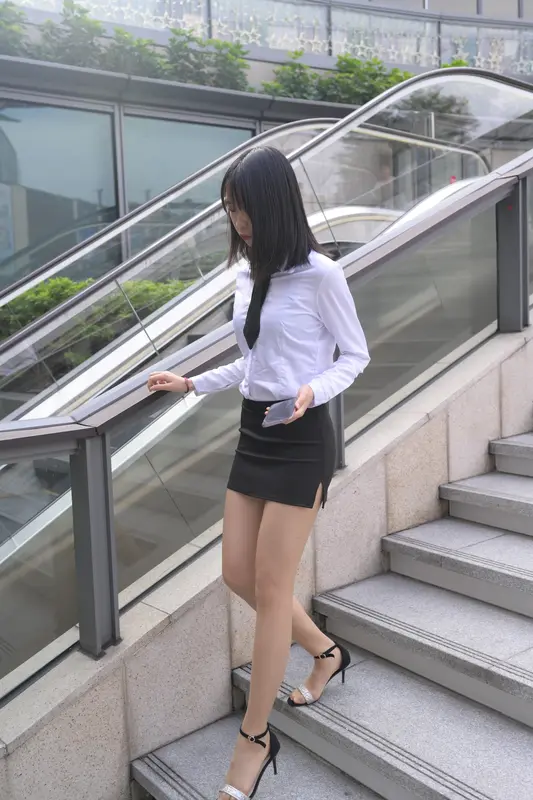084 程生街拍-商城推销美女长腿肉丝制服 - 魔镜街拍